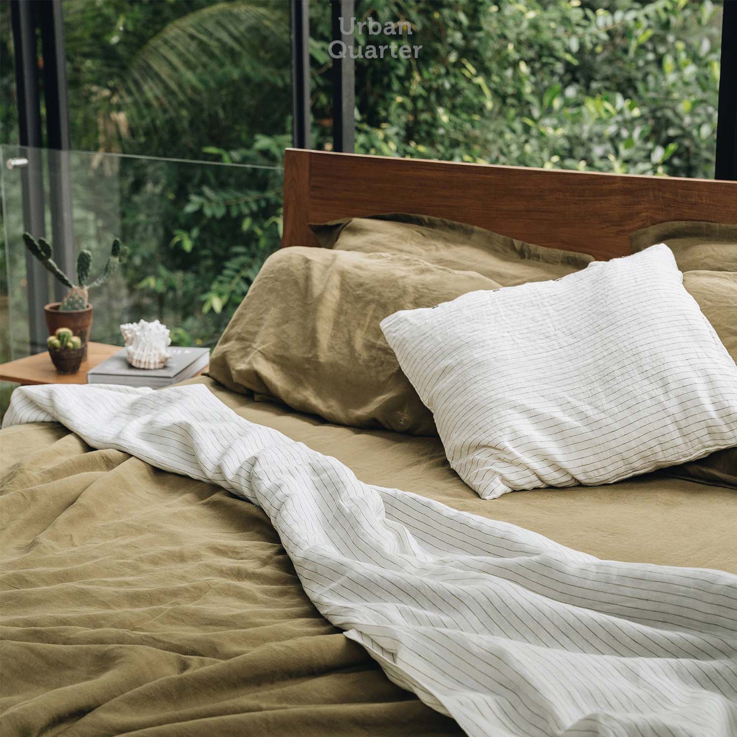 linen_flat_sheets_set_olivestripe_lifestyle-02_1500x1500